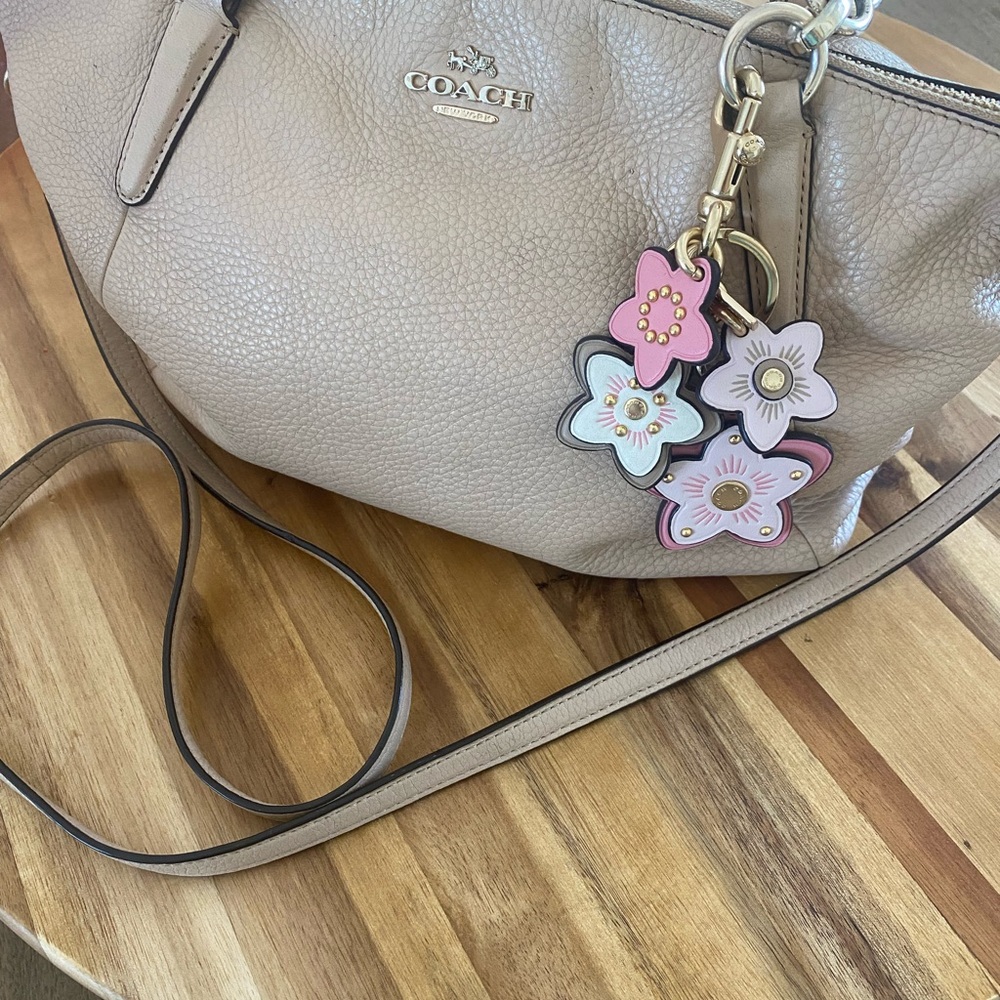 COACH LEATHER TAUPE , FAiR CONDITION,  ,HANDLES NEED CLEANING, OR REPLACING!🦋